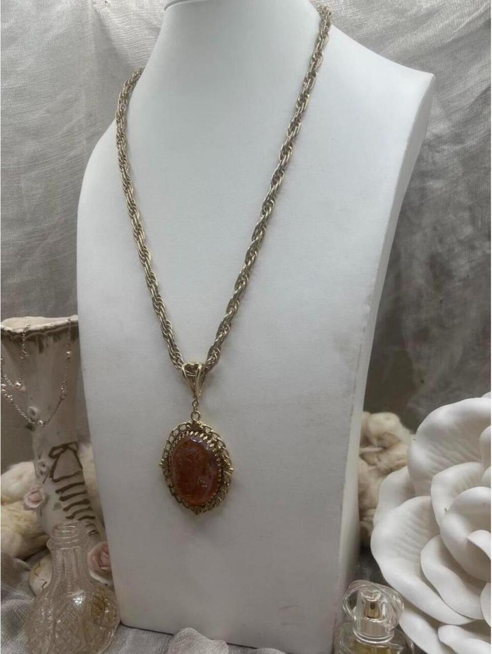 vintage Whiting & Davis amber tone glass cameo pendant necklace